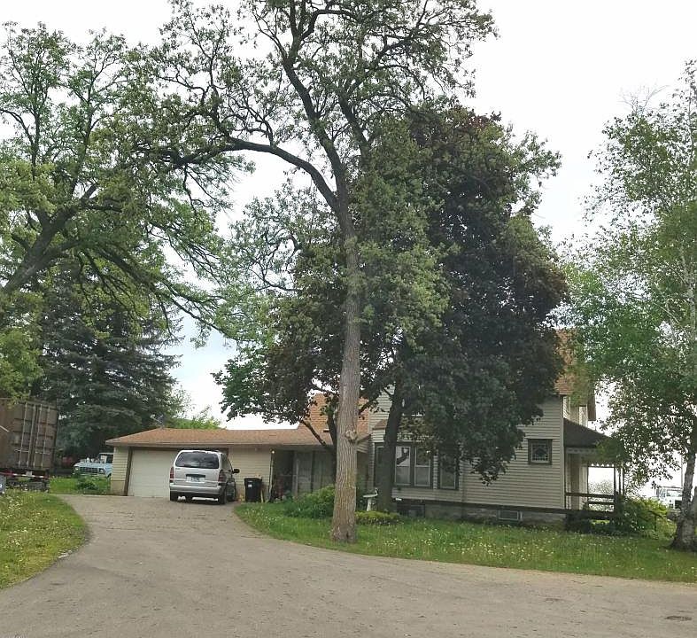 2nd image of 915 Main St N