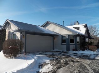 983 Bay View Cir, Mukwonago, WI 53149