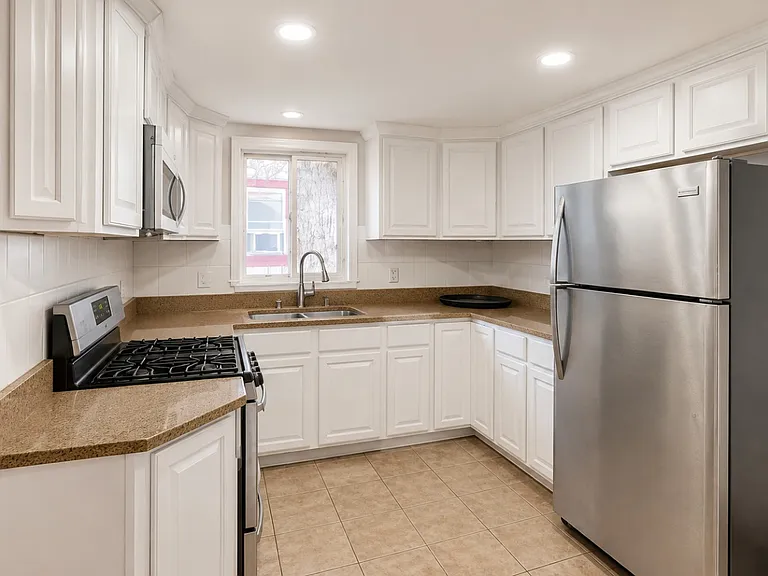 77 Gibbs St #3 — Photo 1