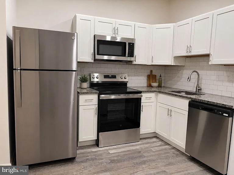 1219 W Butler St #2 — Photo 4