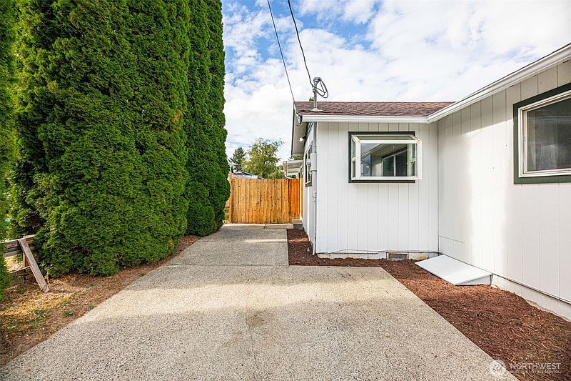 5th image of 303 Fir Avenue
