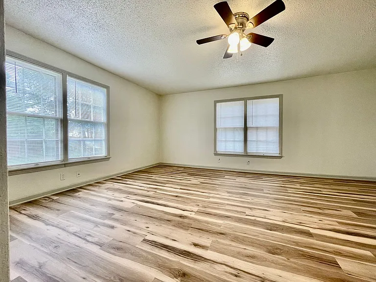 619 Barbara Dr — Photo 6