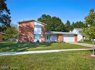 445 Bellewood Dr, Flushing, MI 48433
