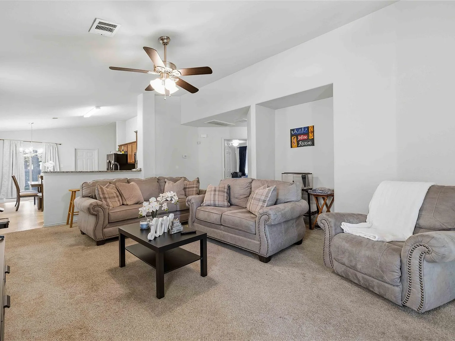 3 bed, 2.0 bath, 1346 sqft, $2,100 — Photo 4