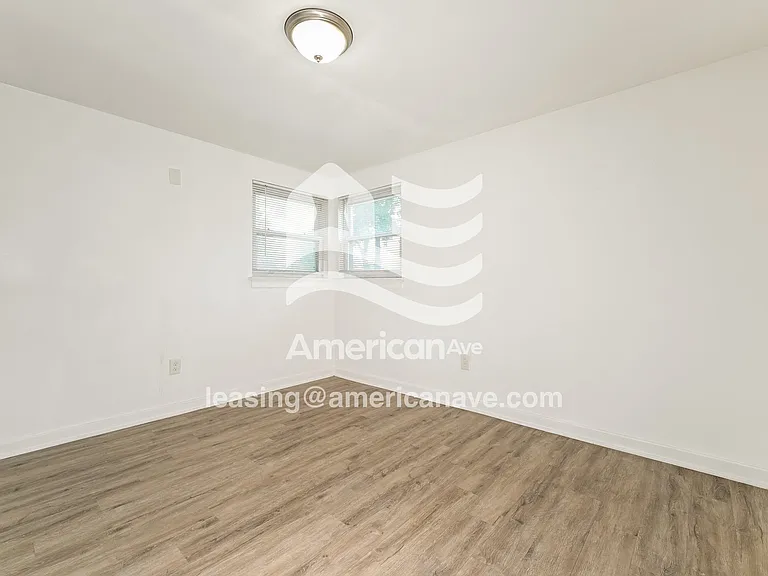 1426353_009_bedroom_10.jpg