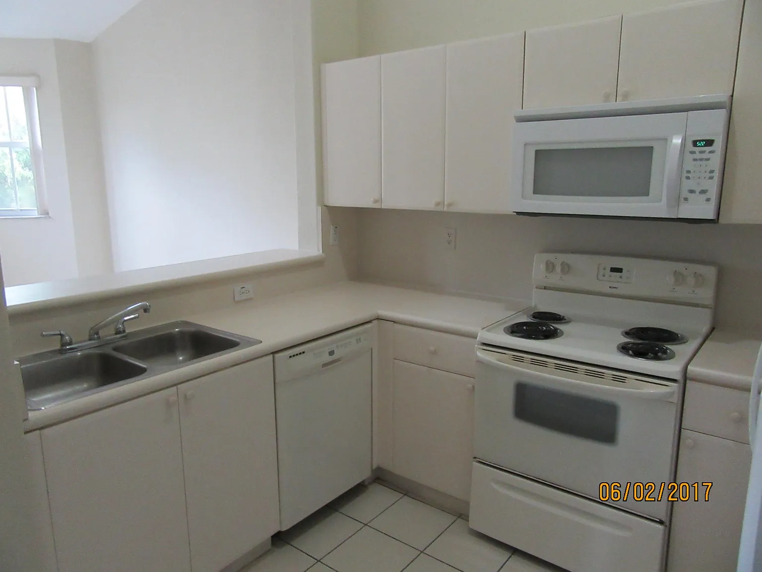 3 bed, 1076 sqft, $2,000 — Photo 2
