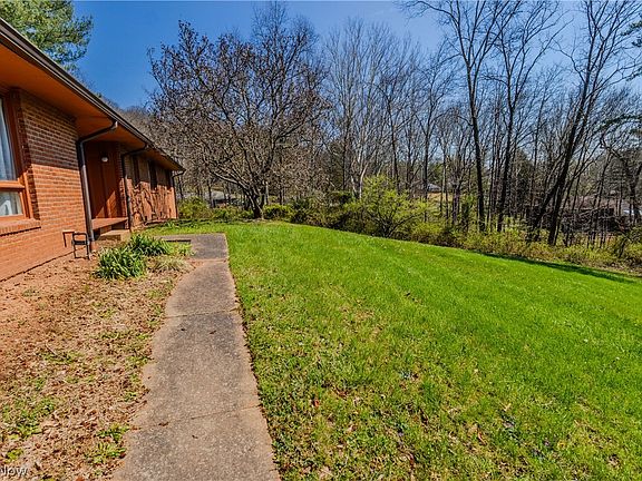 3rd image of 100 Crestwood Cir