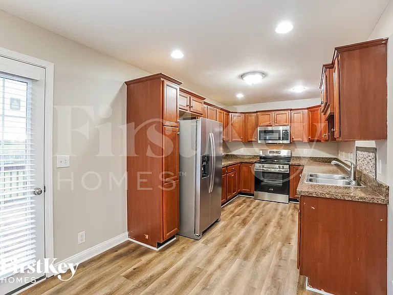 850 Samantha Ln — Photo 8