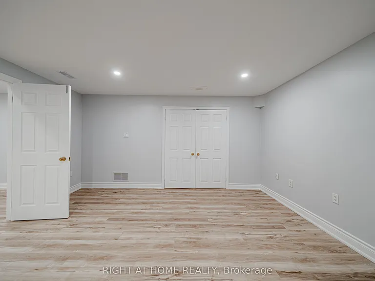 3 Glenayr Rd #LOWER — Photo 18