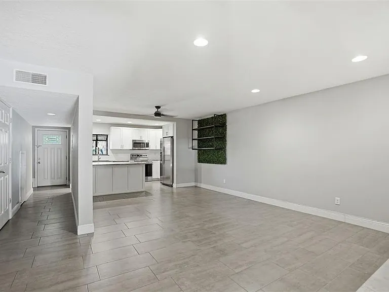 727 N Himes Ave — Photo 10