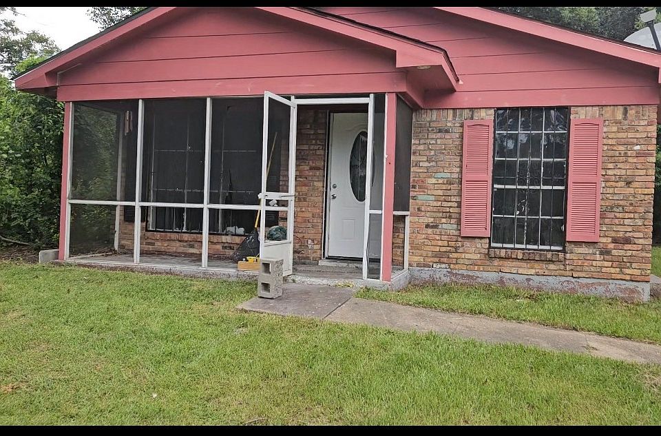 1st image of 724 Chin St