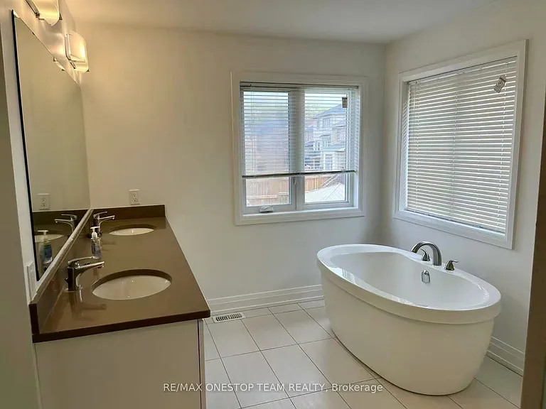 24 Pennine Dr — Photo 17