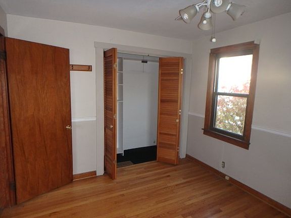 3rd image of 1288 River Dr