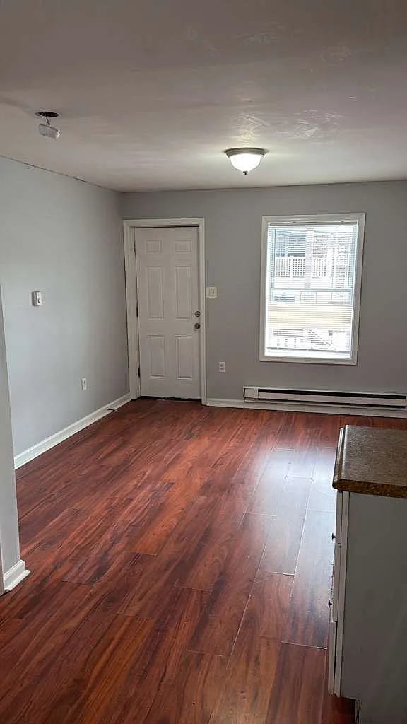 2 bed, 900 sqft, $1,350 — Photo 2