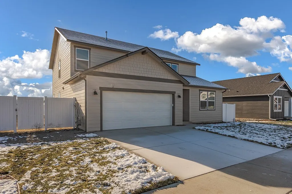5 bed, 2525 sqft, $2,795 — Photo 1
