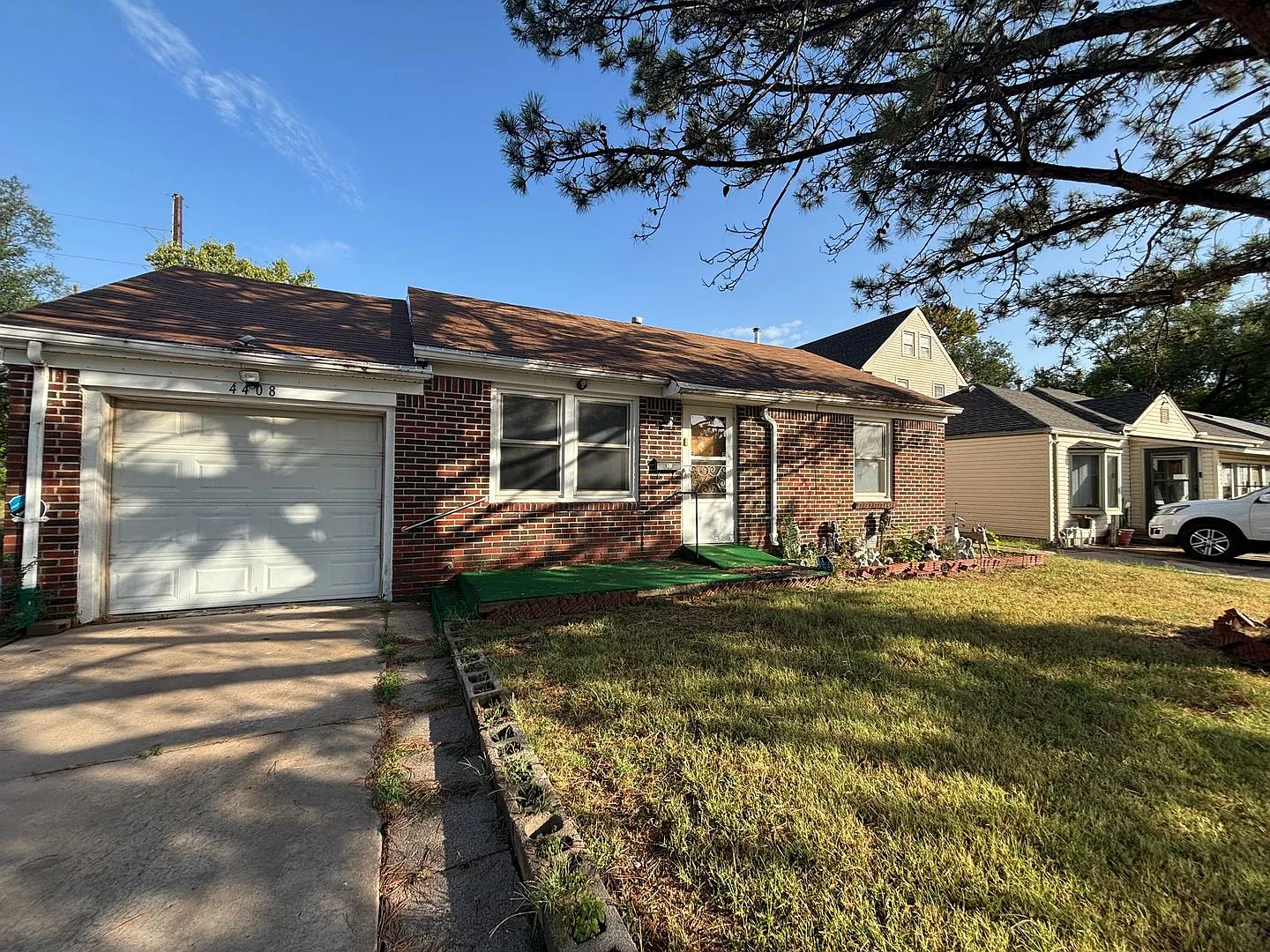 Spacious 4 Bedroom, 2 Bath Home with finished basement Near WSU Available Now! — Photo 1