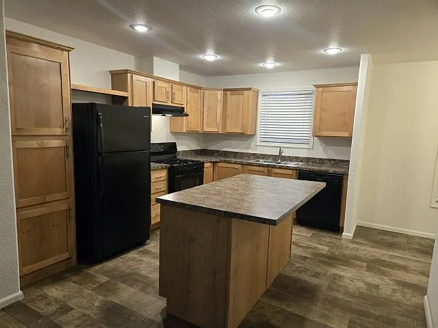 3 bed, 2.0 bath, 1120 sqft, $1,950 — Photo 3