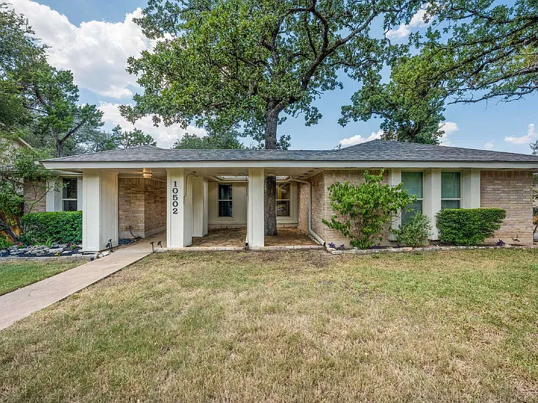 10502 Spicewood Pkwy — Photo 1