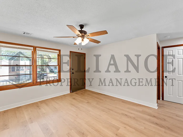 1103 S Waverly Rd — Photo 6