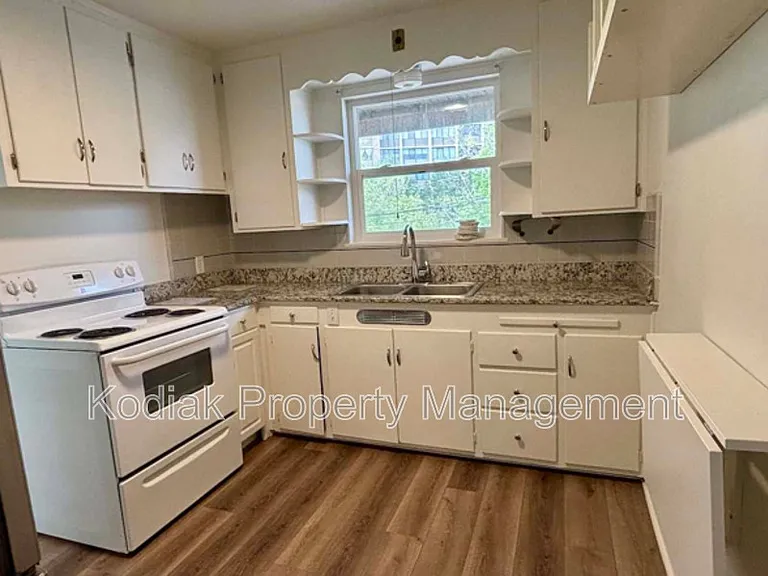 239 N Center St — Photo 6