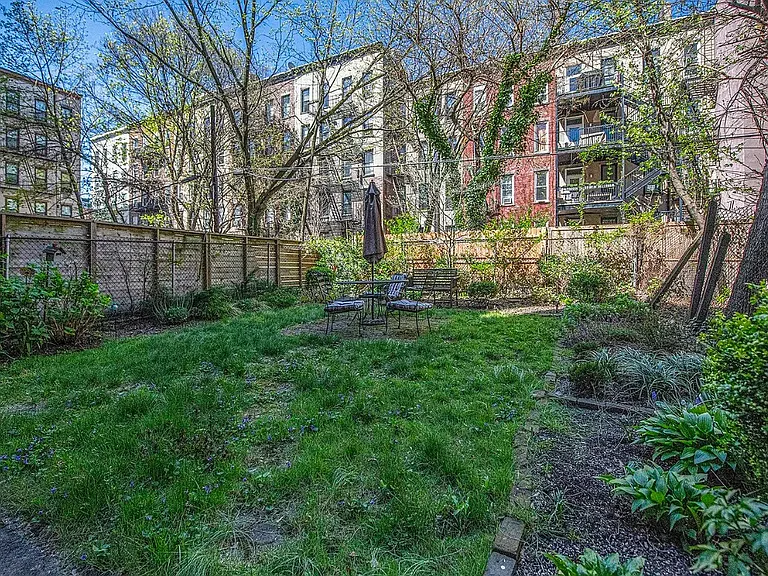 1114 Hudson St — Photo 3
