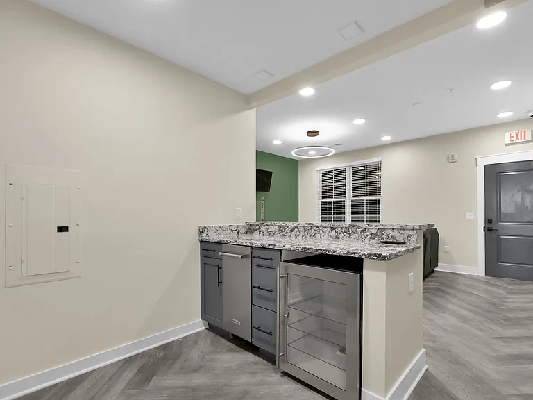 Beautiful luxury apartments available close to downtown! — Photo 18