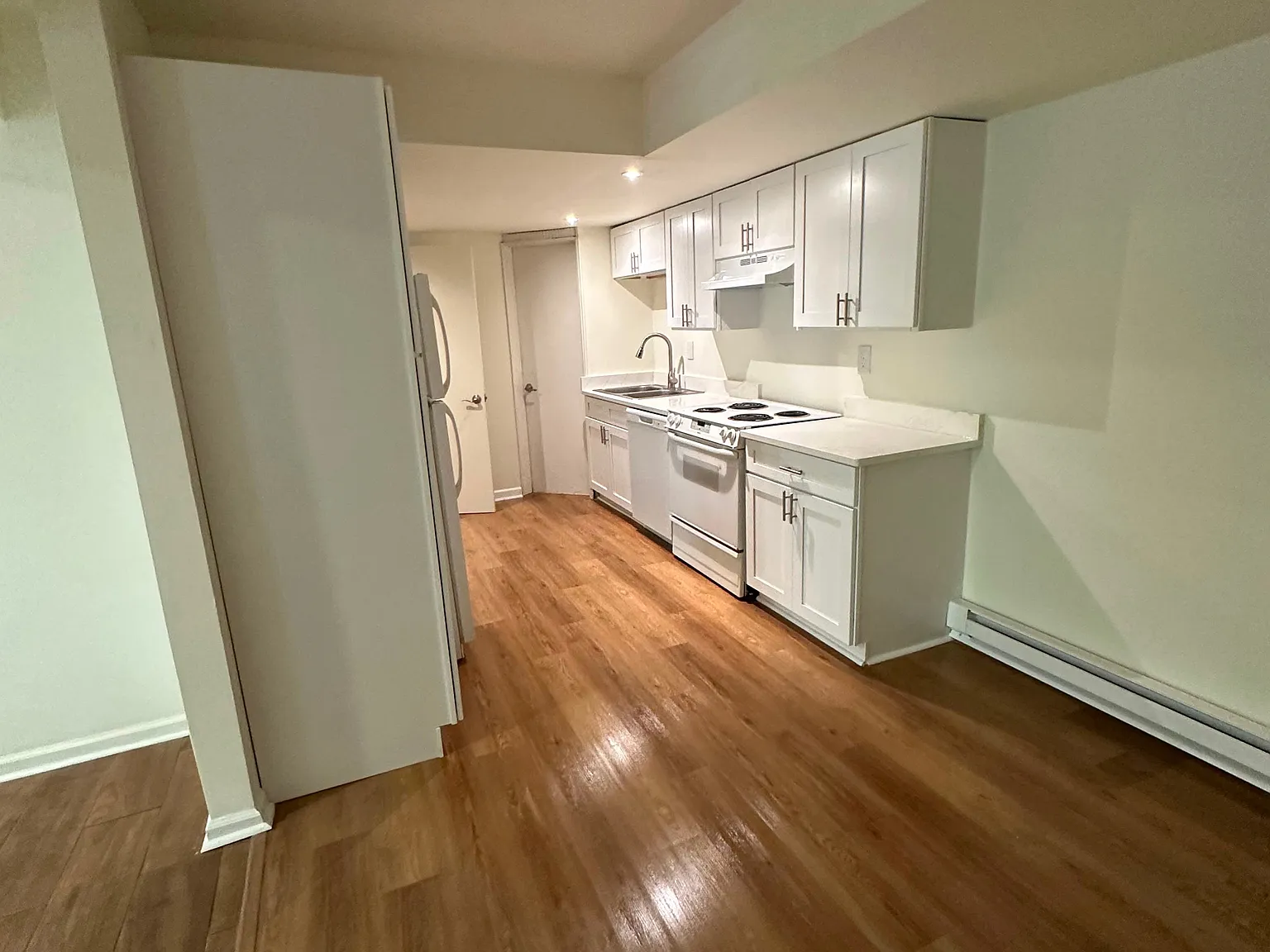 1 bed, 900 sqft, $1,300 — Photo 3