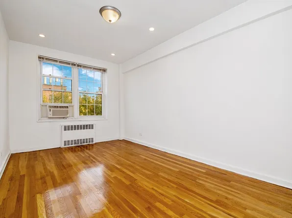 140-35 Burden Crescent image 4 of 6