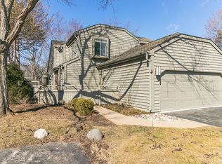 646 Golf Ln, Lake Barrington, IL 60010