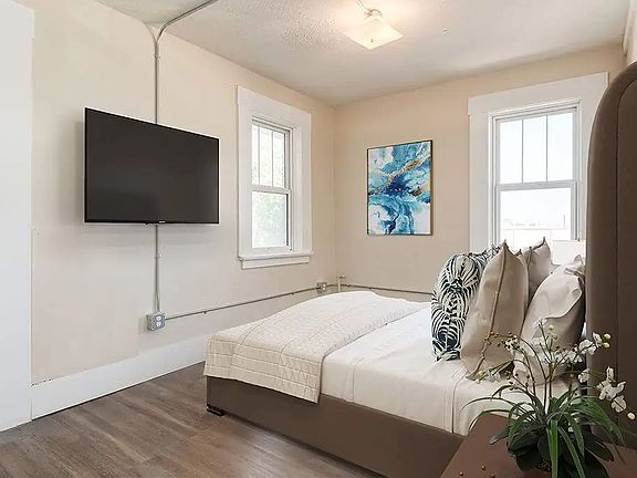4th image of 300 1st Ave NW #499162