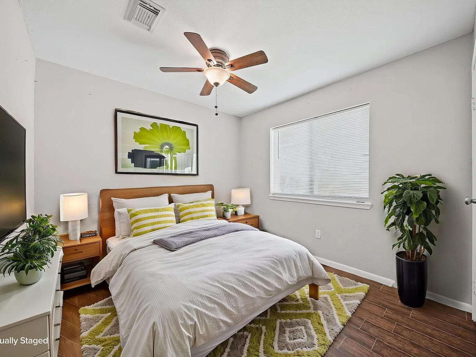 3 bed, 2.0 bath, 1004 sqft, $1,650 — Photo 3