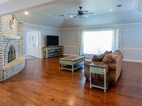 5th image of 4025 Montague Dr
