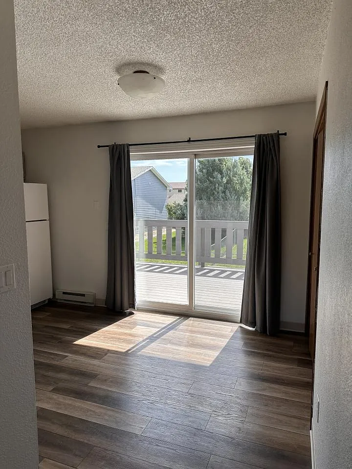 2 bed, 1.0 bath, 1000 sqft, $1,300 — Photo 2