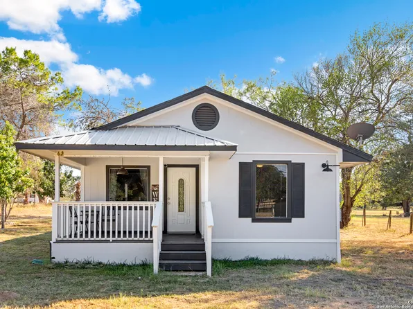 686 COUNTY ROAD 6612, Devine, TX 78016