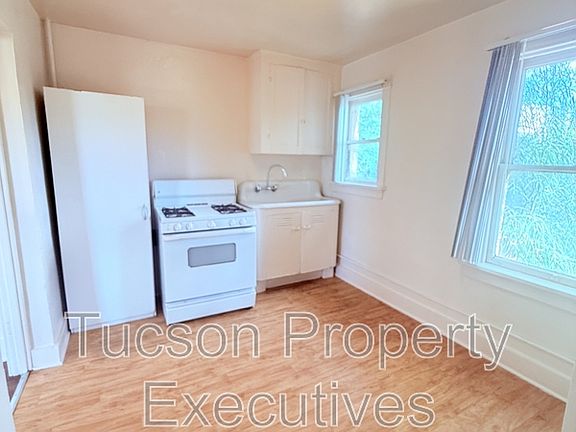 2nd image of 2632 N Stone Ave APT 4