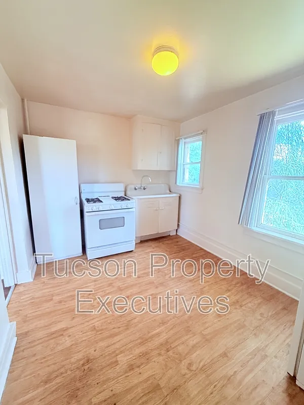 Building Photo - 2632 N Stone Ave #4