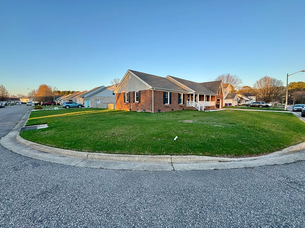 Building Photo - 1216 Lago Rd