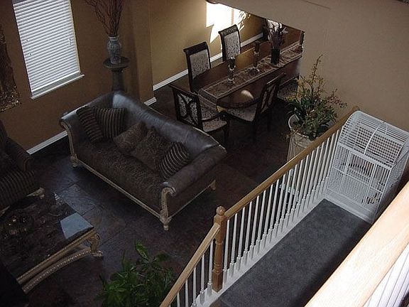 STAIRS (LEADS TO 2ND FAMILY ROOM)