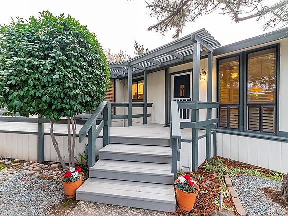 3rd image of 586 Southwood Dr