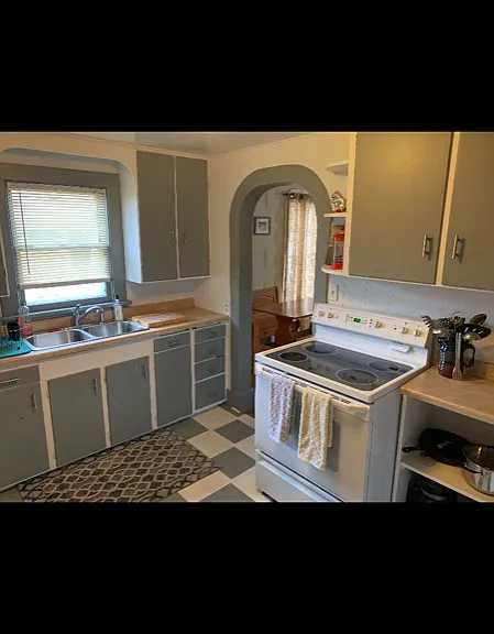 917 E 2nd St — Photo 11