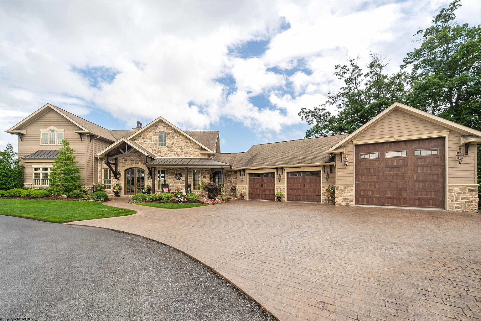 1009 Summit Dr photo 1
