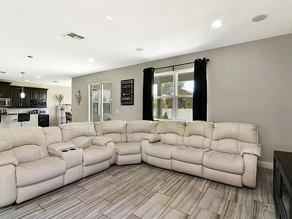 4th image of 924 Costa Mesa Ln
