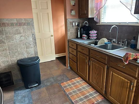 5th image of 17611 Maple St