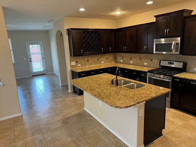 5 bed, 3.5 bath, 2698 sqft, $2,795 — Photo 4