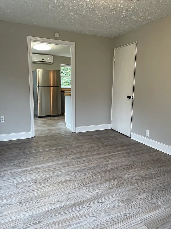 2 bed, 1.0 bath, 858 sqft, $1,300 — Photo 4
