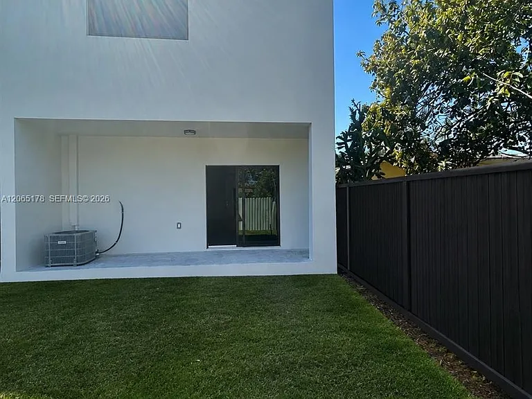 1121 NW 25th St — Photo 20