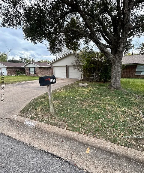 1802 Laura Ln — Photo 1
