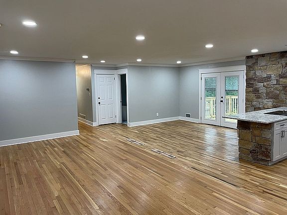 5th image of 2272 Woodridge Dr