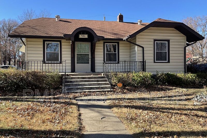 1st image of 721 SW Park Ln