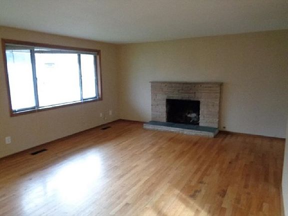 2nd image of 109 E 72nd St